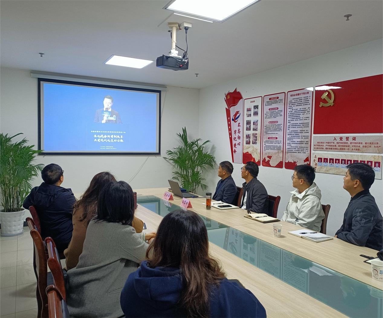 屯溪區國投集團組織權屬子公司觀看省國有企業混合所有制改革項目推介會