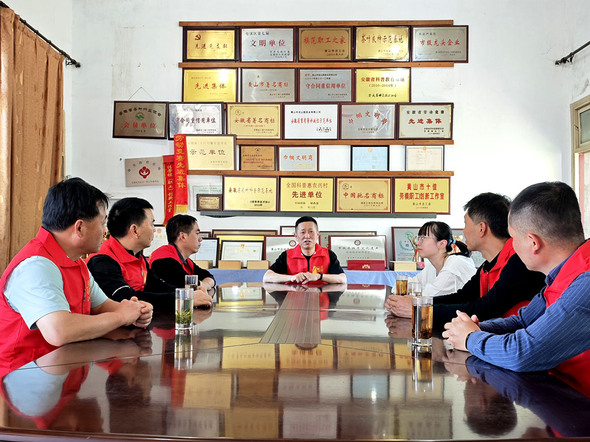 昱城產投公司黨支部開展“茶香潤初心，黨旗映茶園”主題黨日活動