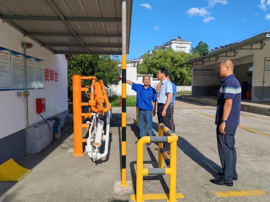 筑牢安全防線    護(hù)航國慶佳節(jié)  區(qū)國投集團(tuán)昱燃液化氣公司全面開展“國慶、中秋”節(jié)前安全檢查